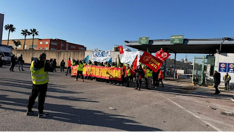 Pomigliano, i lavoratori Trasnova protestano davanti ai cancelli di Stellantis. Atteso anche il leader 5Stelle Conte