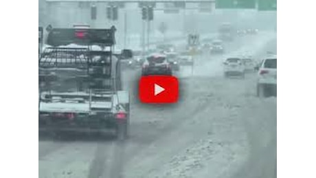 Meteo: USA, la neve ricopre le case a nord dello stato di New York. Video