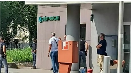 Rapinatori asserragliati all'interno di una banca, polizia e carabinieri circondano l'edificio: scatta l'irruzione