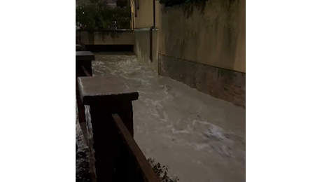 Bologna, esondato il Ravone: strade allagate in città