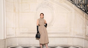 Jennifer Lopez con i guanti neri a Parigi: «Si è tolta la fede». Anche Affleck avvistato senza l'anello