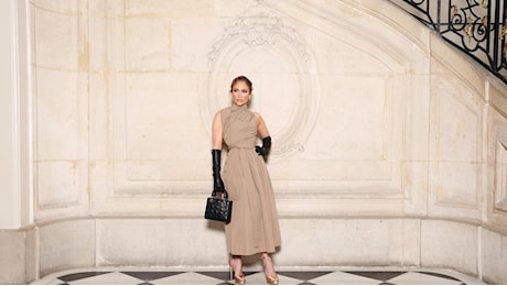 Jennifer Lopez con i guanti neri a Parigi: «Si è tolta la fede». Anche Affleck avvistato senza l'anello