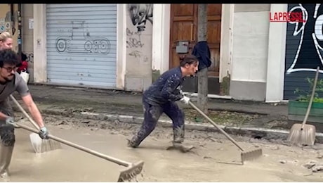 Maltempo, Emilia-Romagna in ginocchio: i cittadini e soccorritori ripuliscono le strade a Bologna