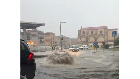 Nubifragio a Sassari, strade allagate e traffico in tilt: interventi di Protezione civile e vigili del fuoco