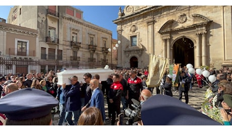 La siciliana morta per un intervento al naso, folla ai funerali a Lentini, “Ciao Margaret”