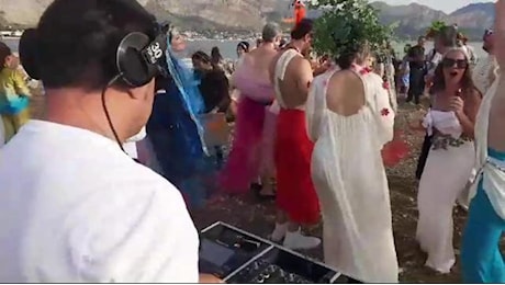 Il video della festa illegale a Isola delle Femmine (con il deejay che era della guardia costiera)