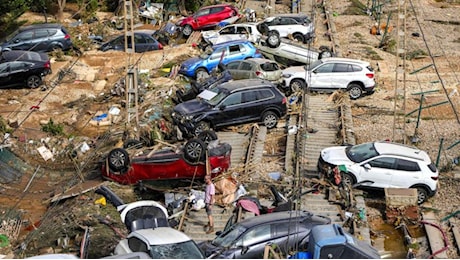 Alluvione in Spagna, le notizie di oggi in diretta | Scoperte 9 vittime in un garage, a Valencia 105 morti. «Decine di corpi intrappolati nelle auto». Allerta rossa a Castellon e Tarragona