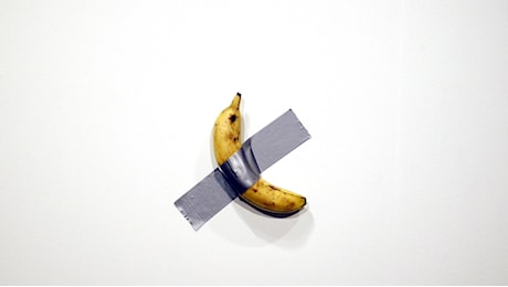 Venduta a oltre sei milioni di dollari da Sotheby's la banana di Cattelan