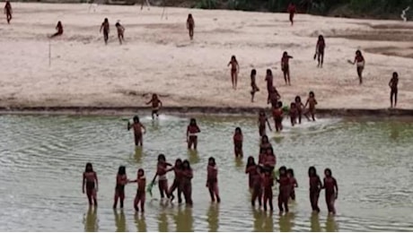 Perù, rarissimo video di una tribù indigena che vive nella foresta amazzonica senza contatti con il mondo