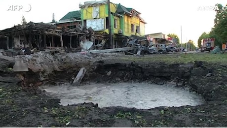 Ucraina, attacco russo nella regione di Zaporizhzhia: la voragine e le auto crivellate di colpi a Vilniansk