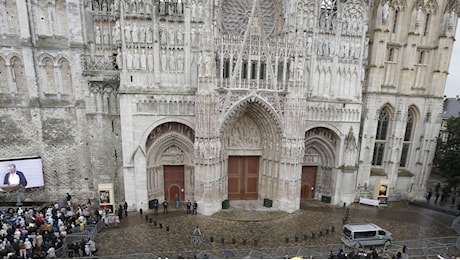 Francia, incendio nella cattedrale di Rouen: i pompieri domano le fiamme, possibili altri focolai