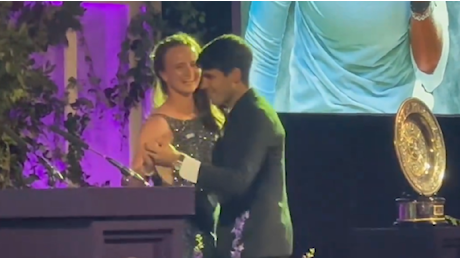 Il ballo di Alcaraz con Krejcikova alla cena per i vincitori di Wimbledon