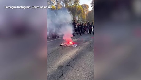 Roma, bruciata la foto del ministro Valditara prima del corteo “Non una di meno”