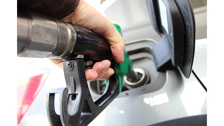 Prezzi dei carburanti, benzina al self per la prima volta da gennaio sotto 1,8 euro/litro