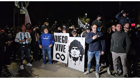 Maradona, fiaccolata davanti allo stadio a quattro anni dalla morte