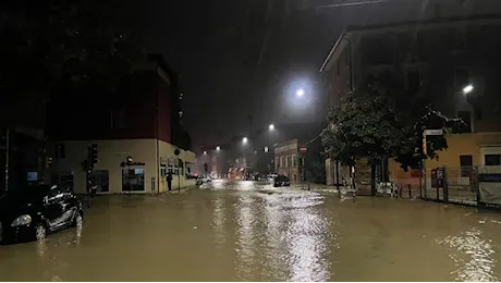 Italia flagellata dalla pioggia: a Bologna l’onda di piena travolge un’auto, un disperso