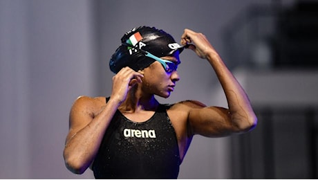 Nuoto, Sara Curtis batte il record di Federica Pellegrini nei 100 stile agli Assoluti di Riccione: «Battuto un mito»