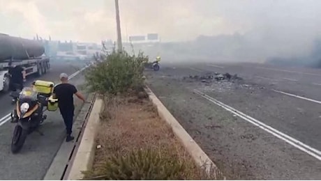 Tel Aviv, un missile colpisce l'autostrada: paura tra gli automobilisti. Ferita una donna