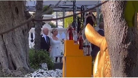 Il video dell'arrivo di Simona Ventura all'altare: le nozze con Giovanni Terzi al Grand Hotel di Rimini