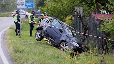 Esce di strada con la macchina e investe un pedone. Gravissimo un 58enne