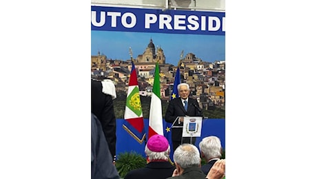 Mattarella: ovazione per il presidente ‘scortato’ dalla gente