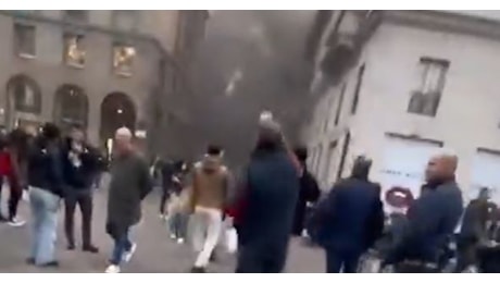 Milano, incendio in pieno centro: fumo e fiamme tra corso Vittorio Emanuele e Duomo