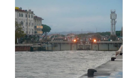 Maltempo in Romagna, vento, pioggia e fulmini. Cesenatico chiude le porte vinciane