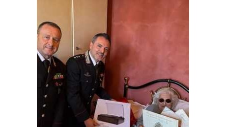 La bella storia - Lidia a 93 anni rischiava di passare Natale da sola: ma arrivano i Carabinieri con doni e spumante. 'Grazie di cuore...'