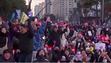 Seul, la folla in piazza esulta all'annuncio dell'impeachment del presidente Yoon