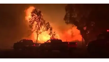 Usa, incendi a Los Angeles. Stato di emergenza. Ordine di evacuazione per 30mila persone. In pericolo le ville delle star