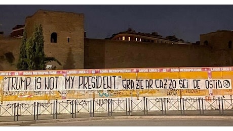 “Trump is not my president. E grazie ar c***o sei de Ostia”, lo striscione che è diventato virale a Roma