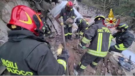 Esplosione in una villetta nel Lucchese, vigili del fuoco a lavoro per trovare i dispersi