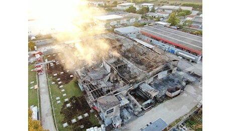 INCENDIO KEMIPOL/ AL VIA LA SECONDA PARTE DELL'EMERGENZA: DOMANI RIAPRONO LE SCUOLE, IN CORSO LE VERIFICHE SULL'AMIANTO