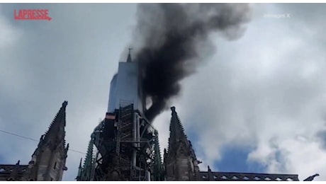 Francia, a fuoco la guglia della cattedrale di Rouen: le immagini delle fiamme