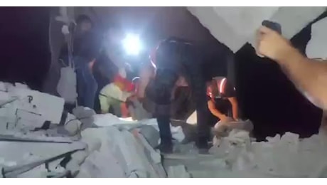 Gaza, rinvenuti 60 cadaveri palestinesi con molte donnne e bambini a Tal al-Hawa dopo ritiro Idf, Mahmoud Basal: Uccisi da bombardmaneti israeliani” - VIDEO