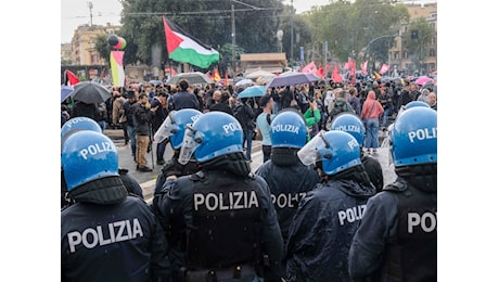 Mattarella solidale con gli agenti feriti