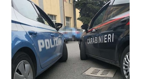 Accoltella la ex in strada e fugge in auto: scatta la caccia all’uomo