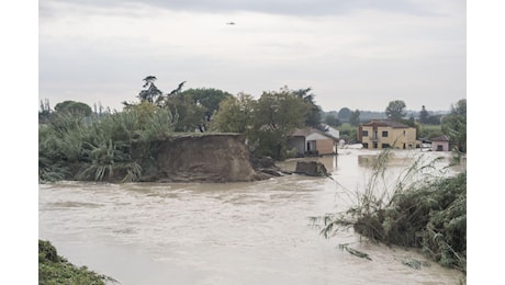 Maltempo Emilia-Romagna, allerta rossa: fiume Lamone rompe argine a Traversara