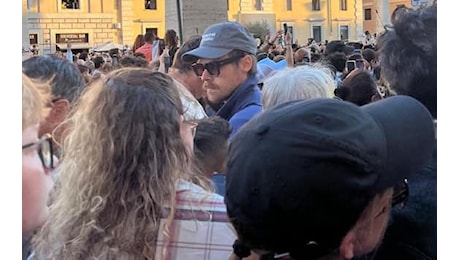 Harry Styles a Roma per l'elezione del Papa? La foto