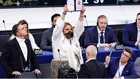 Strasburgo, indossa una museruola e interrompe gli interventi: espulsa dall'Aula l'eurodeputata dell'ultradestra rumena