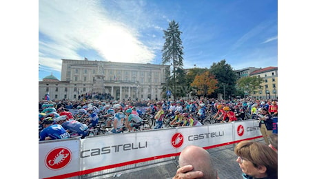 Pogacar, Evenepoel, cinque bergamaschi: partito da piazza Matteotti il 118° Giro di Lombardia