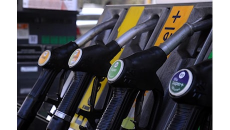 Benzina e diesel, prezzi oggi in rialzo: la media
