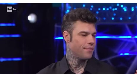 Fedez rallentato con occhi semichiusi da Carlo Conti a Sarà Sanremo, fan preoccupati: Non sta bene - VIDEO