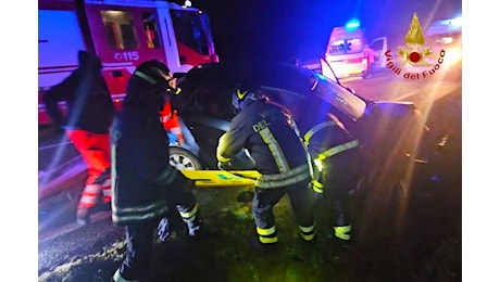 Si schiantano con l’auto, feriti nonni, figlia e nipotini: incidente la notte di Santo Stefano