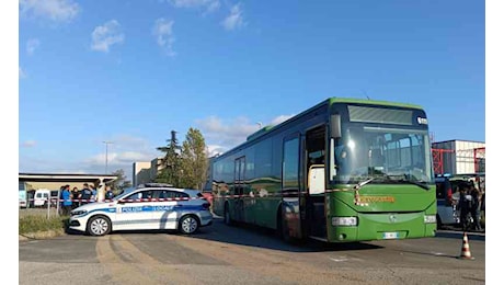 Schiacciata dalle ruote del bus all’uscita da scuola, muore studentessa 14enne: tragedia al Raineri Marcora – FOTO