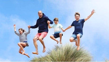 William compie 42 anni: la foto con il «salto» insieme a George, Charlotte e Louis