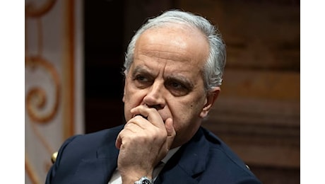 Migranti con polsi legati, Piantedosi: “Tutto regolare”. Salvini: Vogliono uovo Pasqua?”