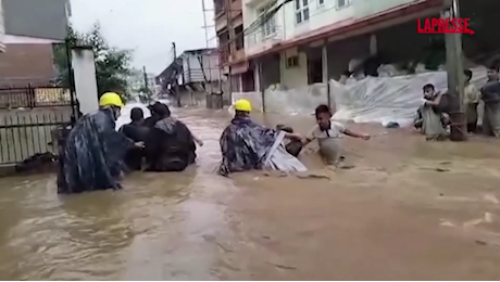 VIDEO Nepal, inondazioni e frane: le drammatiche immagini dei soccorsi