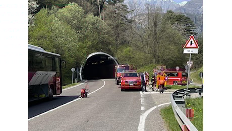 Comano Terme, due auto in fiamme nella galleria Balandin: due elicotteri sul posto e sette feriti gravi