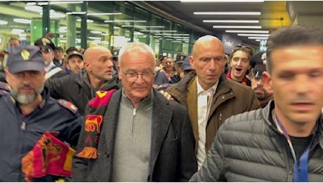 Roma, Ranieri sbarca a Fiumicino: bagno di folla e cori dei tifosi per lui